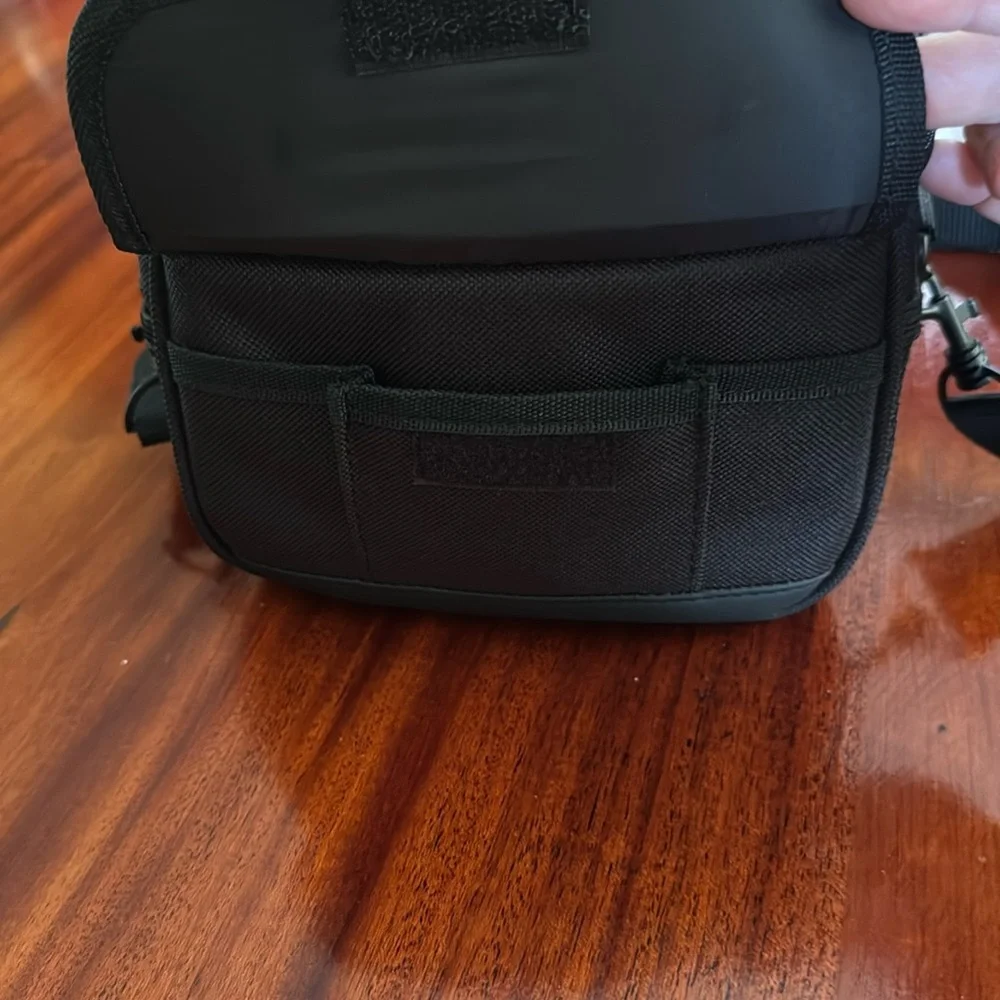 📷 Small iCon black camera bag with handle and shoulder strap.